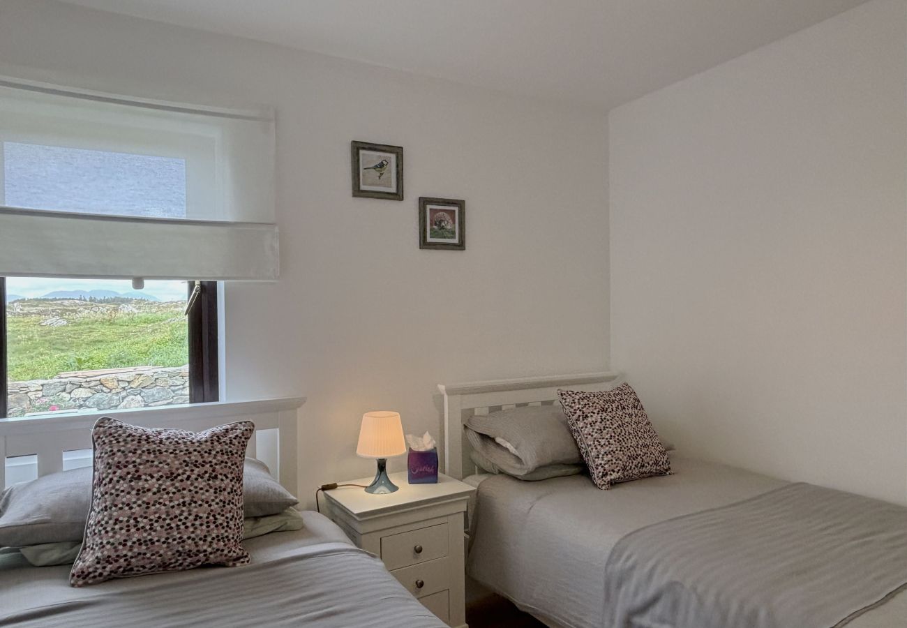 Clifden Holiday Apartment. Twin beds. Modern soft colours. Contemporary style. Bright bedroom., good views.