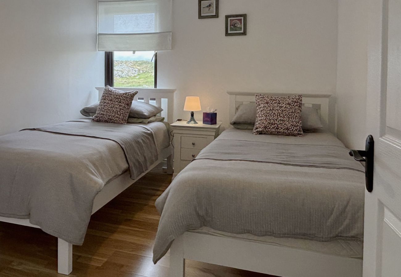 Clifden Holiday Apartment. Twin beds. Modern soft colours. Contemporary style. Bright bedroom. 