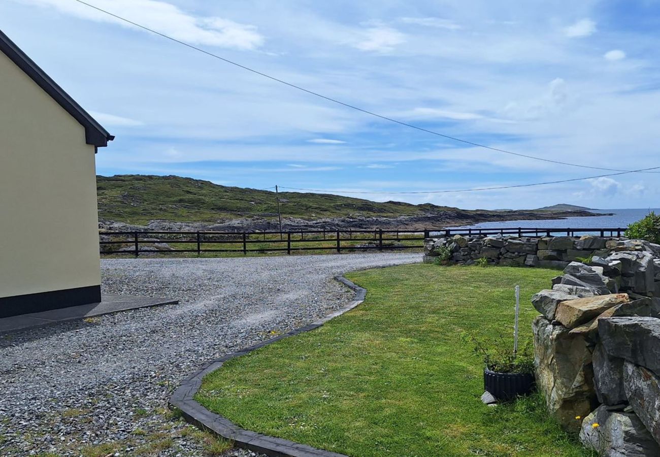 Clifden Holiday Apartment. Coastal views, walks, peaceful Derrigimlagh looped walk. 