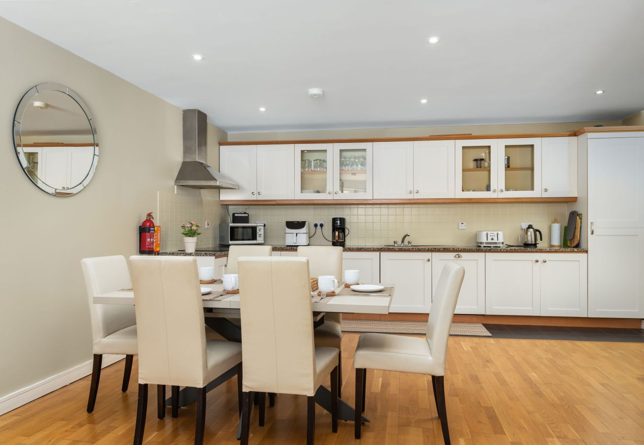 Clifden Town Apartment.Fully equipped kitchen, modern open plan. Dining table 6 chairs. Wooden flooring.