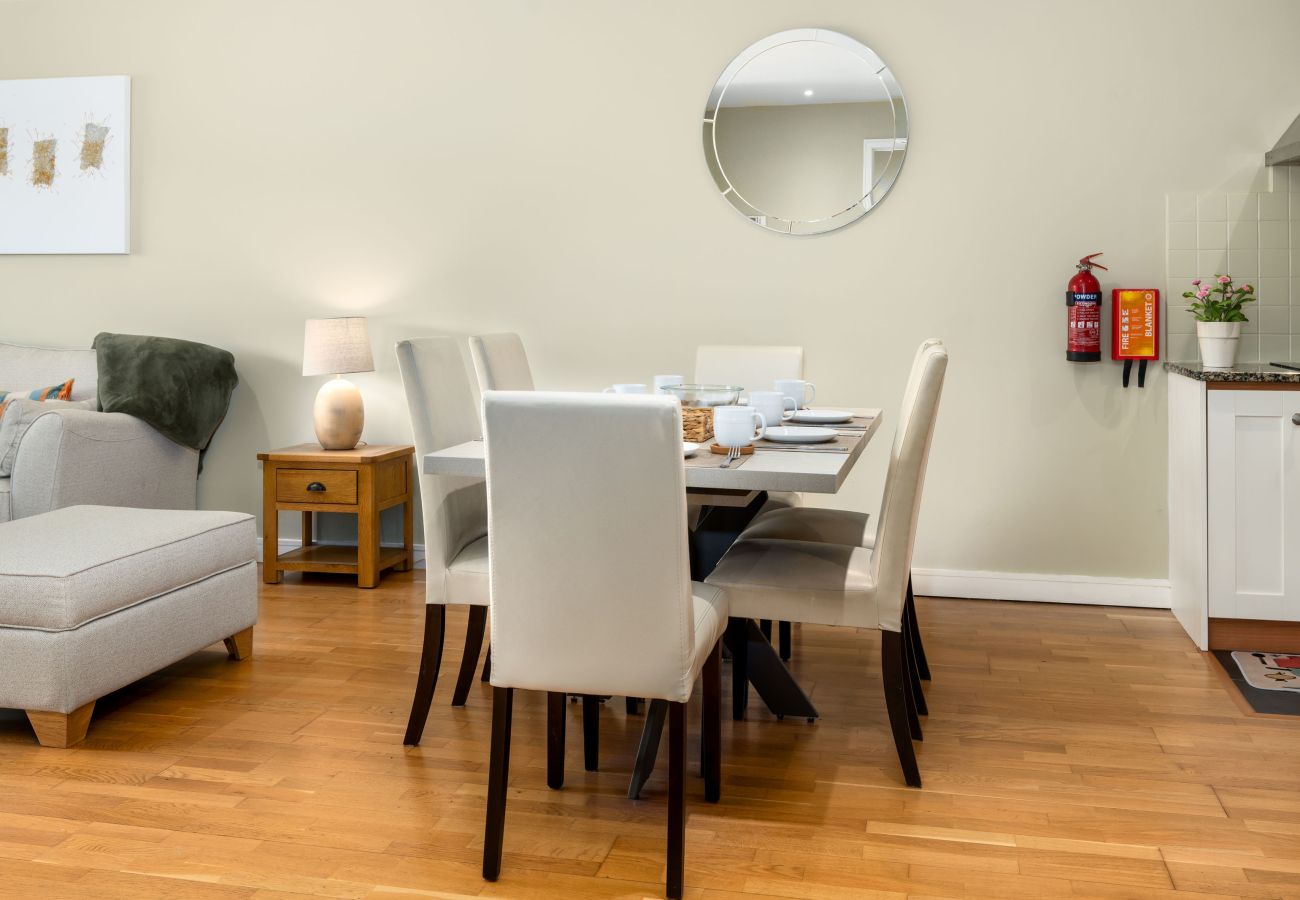 Clifden Town Apartment.Fully equipped kitchen, modern open plan. Dining table 6 chairs. Wooden flooring. Comfortable.