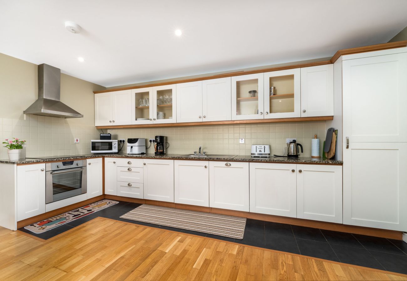 Clifden Town Apartment.Fully equipped kitchen, modern open plan. Dining table 6 chairs. Wooden flooring.