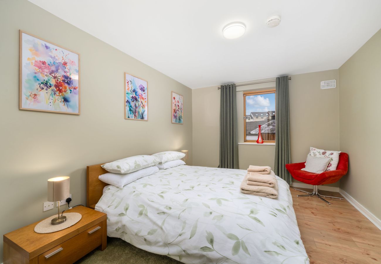 Clifden Town Apartment. King size bed, view to street. Wooden floors, Modern decor.