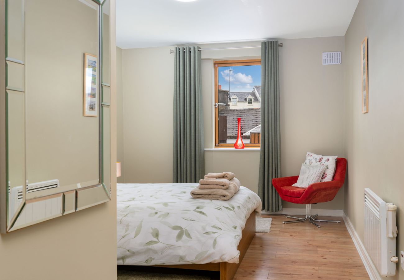 Clifden Town Apartment. King size bed, view to street. Wooden floors, Modern decor.