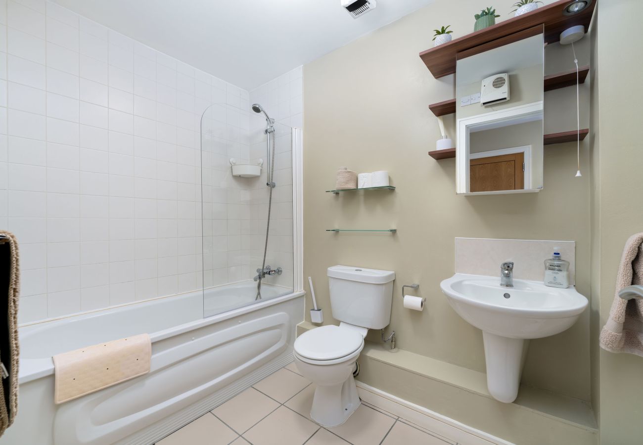 Clifden Town Apartment. Shower over bath, WC and sink. Modern, clean, spacious.