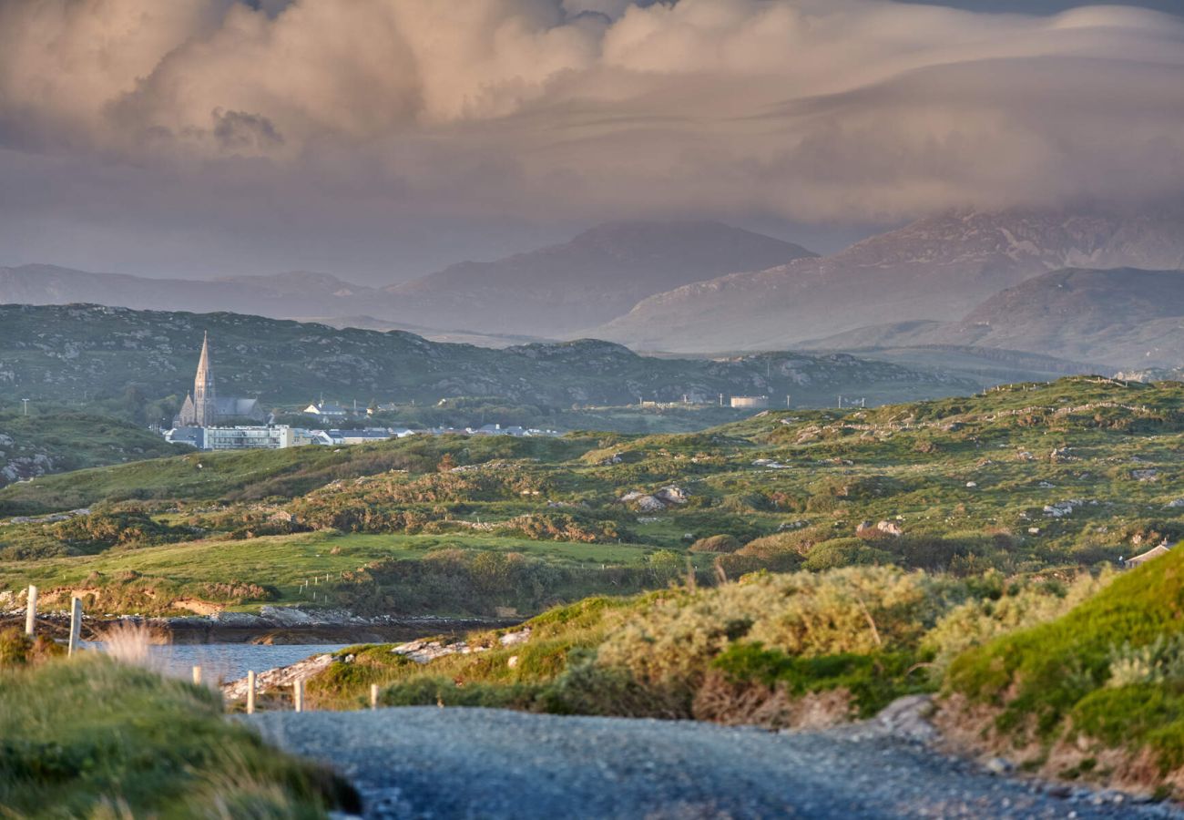 Clifden Town Apartment.Scenic coastal walks, mountains, rugged landscape. 