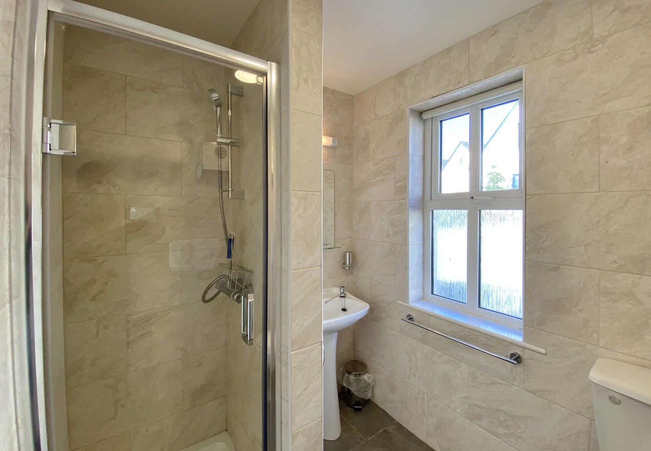 Clifden Glen Holiday Village No 58. Modern tiled bathroom. Shower, sink WC