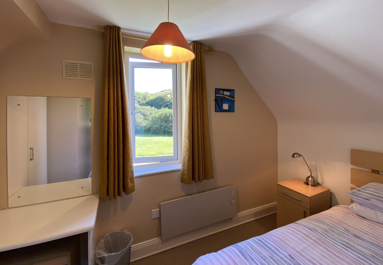 Clifden Glen Holiday Village No 58. Single beds with view to garden.