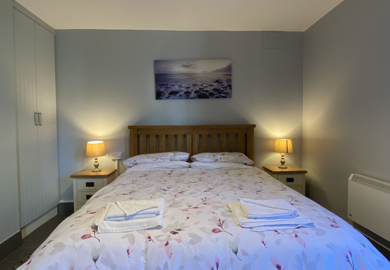 Clifden Glen Holiday Village No 58. Double bed, cosy room. Bedside lockers. 