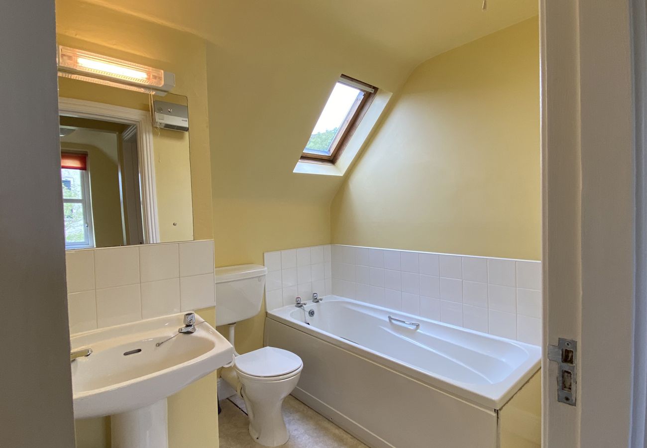 Clifden Glen Holiday Village No 11. Clifden Co Galway. Bathroom with bath, sink, WC.