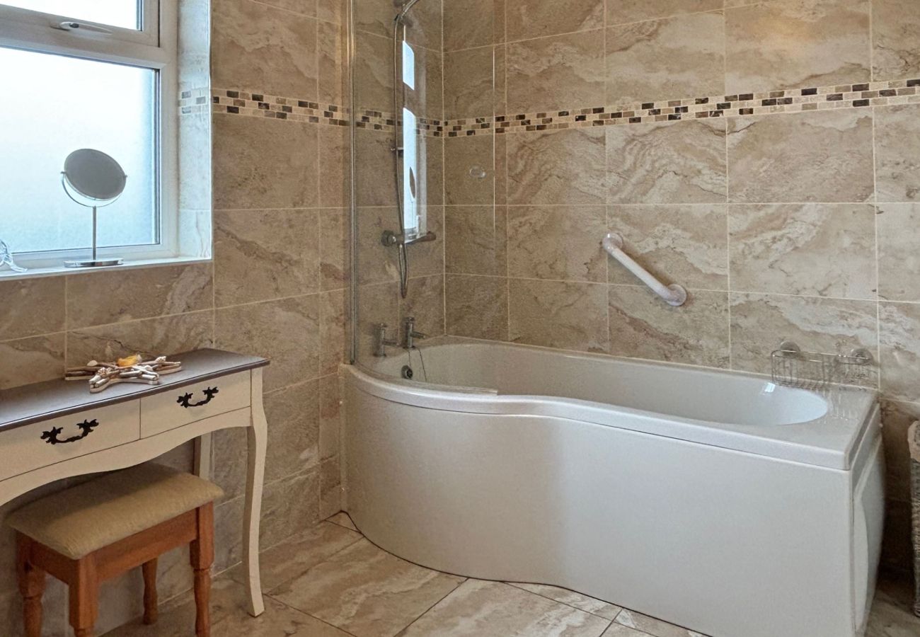 Conroy's Cottage Carna. Traditional bathroom. Bath with shower, WC, sik, dressing table. En suite