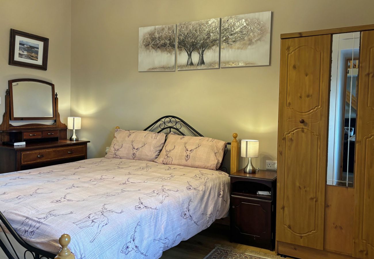 Conroy's Cottage Carna. Traditional double room Wardrobe and dressing table. 